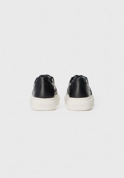 Svarta lädersneakers med vita gummisulor, med en slät yta, rund form och snörningsdesign. Logotypen prägland på hälen.