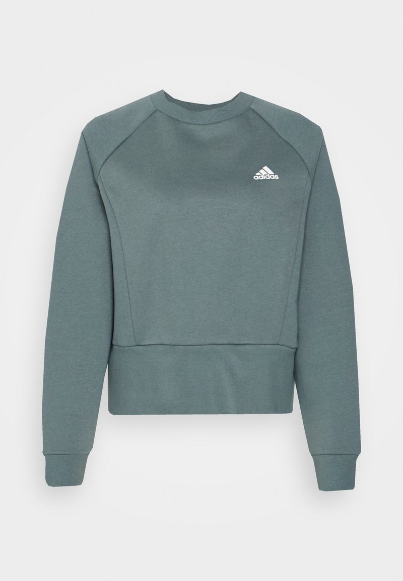 Sweat-shirt Adidas à manches longues et col rond de couleur bleu sarcelle atténuée, avec poignets et ourlet côtelés, et logo Adidas blanc sur la poitrine gauche.