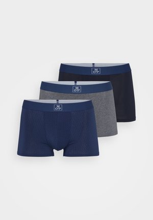 Tres pares de boxers de hombre en color marino, azul oscuro y gris; cuentan con cinturillas elásticas con el logo de la marca; una pareja tiene un tejido texturizado.