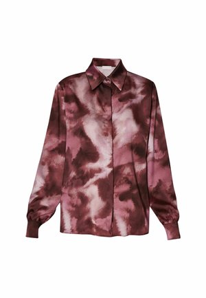 Langærmet bluse i et silkeblød stof med et pink og burgunder tie-dye mønster, spidse krave og knaplukning foran.