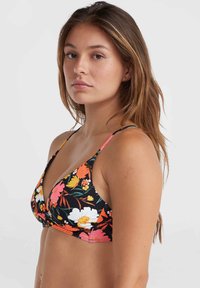 Kvetinový bikiny top s čiernym pozadím a žiarivými ružovými, oranžovými a žltými kvetmi. Trojuholníkový tvar s tenkými ramienkami.