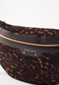 Vanessa Bruno BANANE - Olkalaukku - fauve