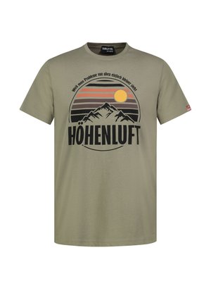Olive green T-shirt with mountain graphic, orange sun, and German text reading "Weil man Probleme von oben einfach kleiner sieht" and "HÖHENLUFT."