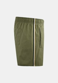 Shorts vert olive en matériau léger, dotés d'une taille élastique, de poches latérales et d'un détail en bande verticale contrastante.