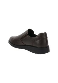 Bruine leren instapper met een ronde neus, zwarte rubberen zool en subtiele stiksels. Effen textuur met minimale accenten.