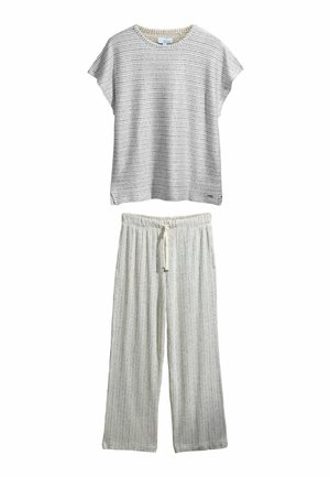 Jasnoszary dzianinowy top z krótkim rękawem oraz pasujące szerokie spodnie z nogawkami o szerokim kroju i ściągaczem w talii, ozdobione cienkimi poziomymi ciemnymi paskami.
