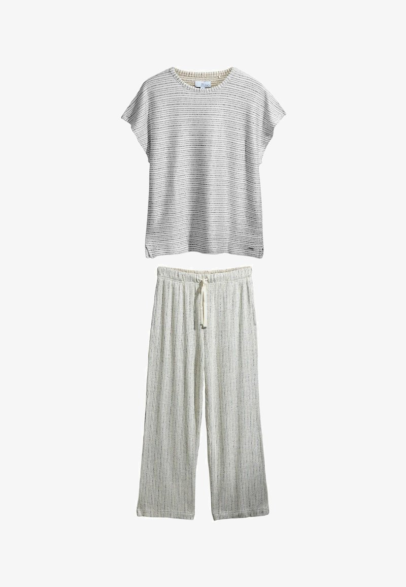 Haut à manches courtes en maille gris clair et pantalon large assorti avec taille à cordon, présentant de fines rayures horizontales foncées.