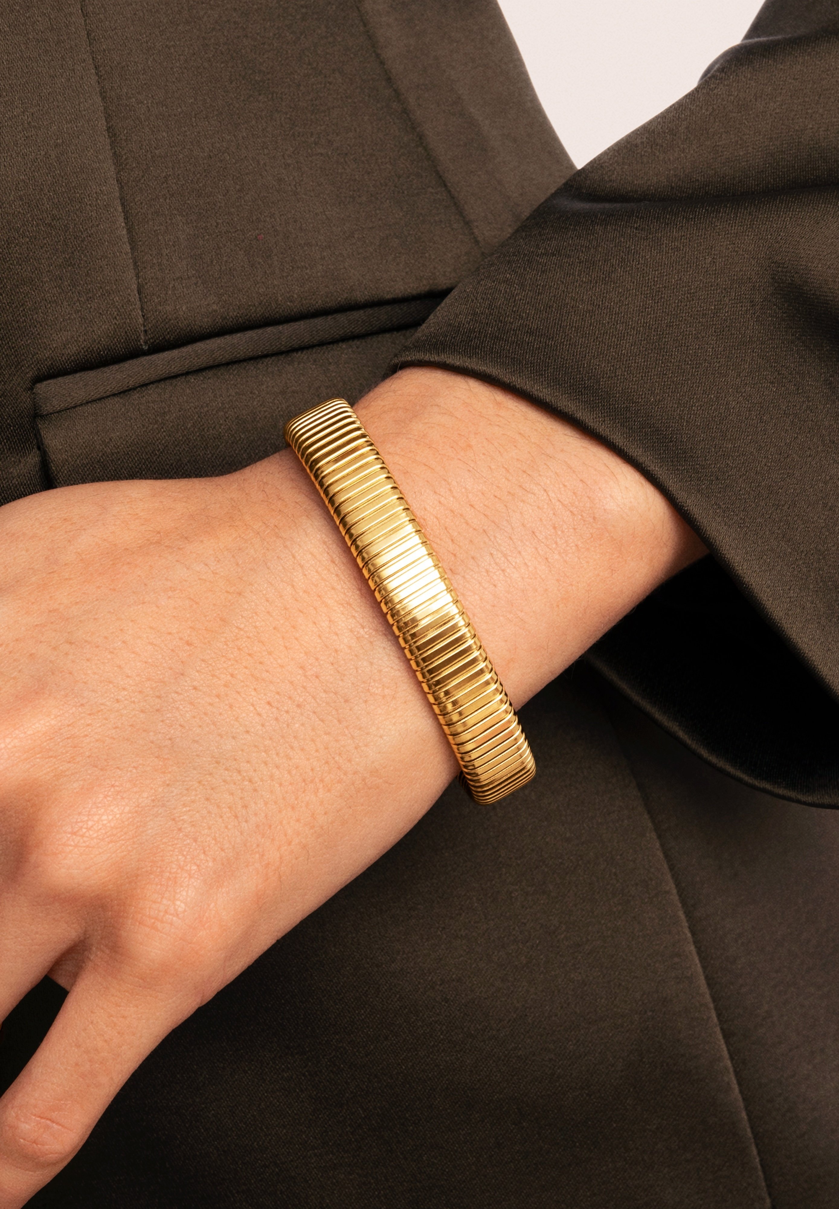 Bracciale Flessibile Big Belt SINGULARU - Acciaio Placcato Oro 18kt O Acciaio, Gioiello Donna Resistente All'Acqua, Diametro 6x5 Cm