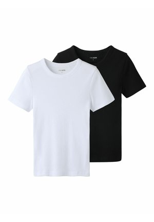 To ensfarvede ribstrikkede T-shirts med korte ærmer og rund hals, den ene hvid foran og den anden sort bagved, lagt fladt på en hvid baggrund.