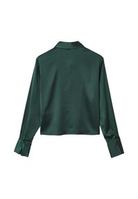 Camicia accorciata in satin verde scuro con colletto a punta, maniche lunghe e polsini abbottonati, caratterizzata da una texture liscia e lucida.