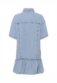 Robe en denim bleu clair à manches courtes avec col et ourlet volanté froncé, vue de dos sur fond blanc.