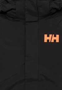 Črna pufasta jakna z visokim ovratnikom in izrazitim oranžnim logotipom "HH", z gladkim, matiranim blagom in vodoravnimi šivi.