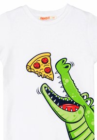 Bílé bavlněné tričko se zeleným animovaným krokodýlem s otevřenou tlamou, který chytá plátek pepperoni pizzy. Jasné, výrazné ilustrace.