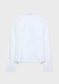 Chemise blanche à manches longues avec un col classique, des poignets à boutons et une texture lisse. La vue de dos montre des coutures minimales et une coupe droite.