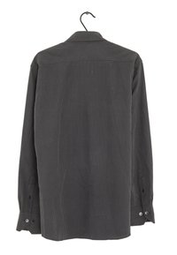 Camicia a maniche lunghe a quadri appesa a un gancio, caratterizzata da un motivo grigio scuro e nero, colletto ripiegato e polsini abbottonati.