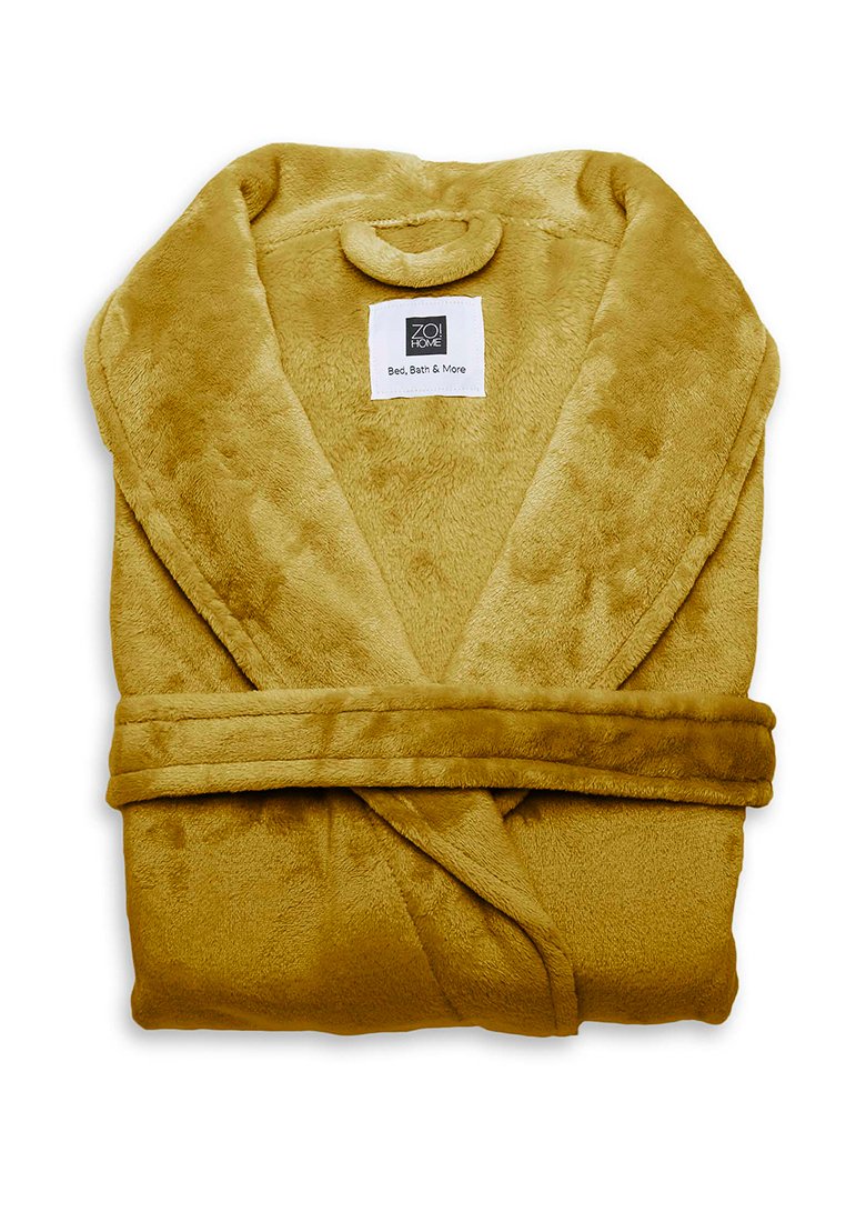 Žlutý mikrovláknový koupací plášť s šálovým límcem, uvázaný odpovídajícím páskem, měkká textura a přišitá etiketa na límci.