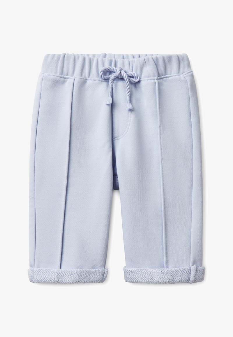 Shorts bleu clair en tissu doux, avec une taille élastique à cordon de serrage, des poches avant et des ourlets retournés avec des accents texturés.