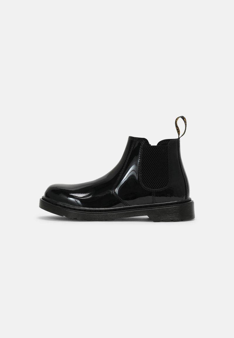 Bottine noire en cuir brillant avec panneaux latéraux élastiques, languette à l'arrière et semelle épaisse à rainures, vue de profil droit sur fond blanc.