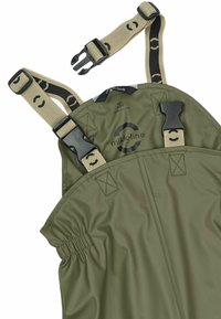 Salopette imperméable vert olive avec bretelles beige ajustables à quincaillerie noire, taille élastiquée et détails logo.