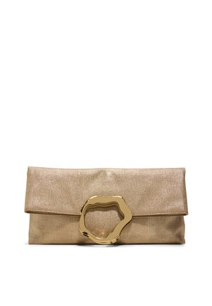 Rechteckige goldfarbene Metallic-Clutch mit großem unregelmäßigem goldenen Ring-Detail auf der Klappe, vor weißem Hintergrund.