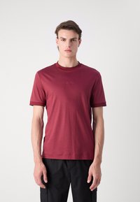 BOSS BOSS X PORSCHE THOMPSON - Pamata T-krekls - dark red
