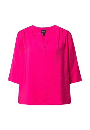 Blusa corta a maniche corte di un vivace rosa, con scollo a V e vestibilità rilassata. Il tessuto è morbido con una leggera texture a pieghe. Etichetta di cura visibile al collo.