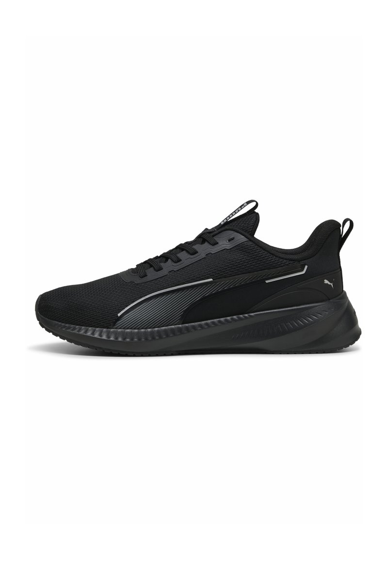 Des chaussures de sport noires avec un dessus en mesh, des accents texturés et une semelle rembourrée. Présente des lignes épurées et des détails de logo subtils.
