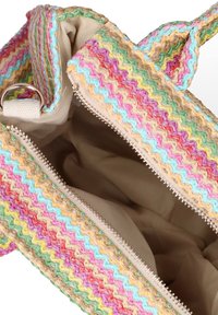 Geweven multicolor tas met roze, blauwe, groene en gele accenten; voorzien van een beige stoffen voering en zilveren ritsen.