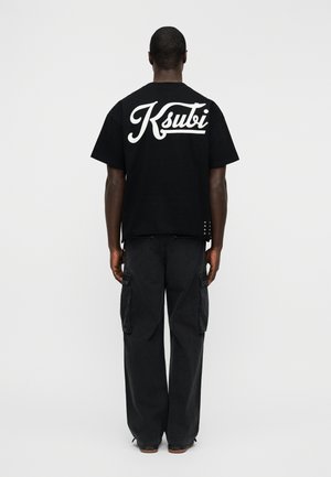 OUTFIELD EKCESS TEE - Μπλουζάκι με στάμπα - black