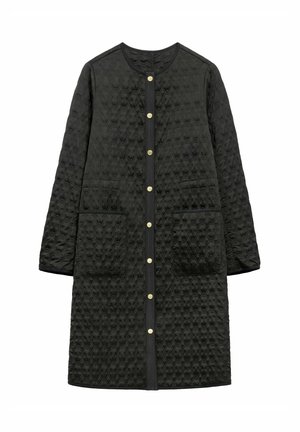Czarny pikowany płaszcz z okrągłym dekoltem, złotymi zatrzaskami, dwoma przednimi naszywanymi kieszeniami oraz teksturowanym wzorem w kształcie diamentów.