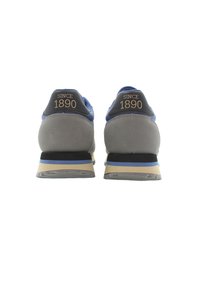 Blå och grå sneakers med överdel i mocka och mesh, som har en vadderad krage, gummisulor och "SINCE 1890" på hälen.
