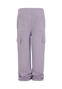 Lilla joggebukser med elastisk midje, som har to baklommer og to sidde cargo-lommer, lavet af blødt, strækbart stof.