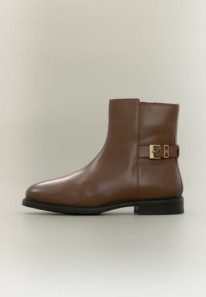 Tommy Hilfiger, BUCKLE - Enkelkaarsjes - winter cognac