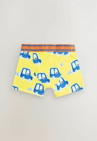 Gule boxershorts med et mønster af blå biler. Elastisk talje med orange og blå striber. Blødt bomuldsmateriale.
