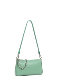 Borsa in pelle verde menta con un accento in catena argentata, texture liscia, forma rettangolare e tracolla regolabile. Presenta un dettaglio con logo.
