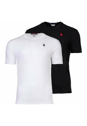 Zwei einfarbige Rundhals-T-Shirts, eines weiß mit kleinem schwarzem Logo und eines schwarz mit kleinem rotem Logo auf der Brust.