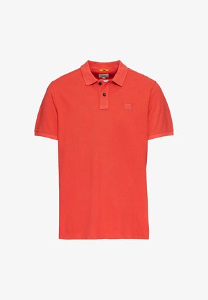 Rød polo t-shirt lavet af bomuldsstof med klassisk krave, to-knaps placket, korte ærmer og et lille logo på venstre bryst.