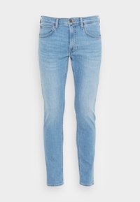 Jeans in denim blu chiaro con vestibilità slim. Presentano cinque tasche, una chiusura lampo e applicazioni in ottone. Texture morbida con una leggera patina sbiadita.