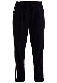 Svarta idrottsbyxor med vita sidostråk, tillverkade av ett mjukt material. Har dragsko i midjan och smalnande muddar.