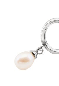 Pendiente de gota de perla con una lustrosa perla de agua dulce blanca con una tapa de tono plateado, suspendida de un aro circular pulido.