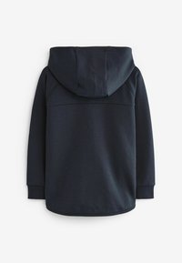 Felpa con cappuccio di un blu navy scuro, con una trama liscia, maniche lunghe e un orlo curvo. Presenta un cappuccio in tessuto abbinato e cuciture sulle spalle scese.