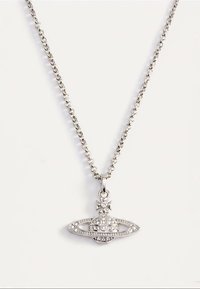 Srebrny naszyjnik z łańcuszkiem, z zawieszką w kształcie planety ozdobioną wtopionymi kryształkami i małym krzyżykiem na górze.