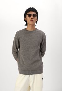 Selected Homme SLHROSS STRUCTURE CREW NECK - Džemperis - asphalt