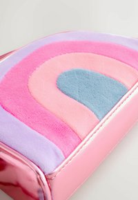 Torebka pluszowa w tęczowym wzorze w odcieniach różu, niebieskiego i fioletowego. Posiada miękką teksturę, zaokrąglony kształt oraz błyszczące różowe wykończenie.