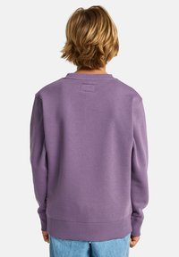 Sweat-shirt en coton violet avec un col et des poignets côtelés, doté d'une étiquette carrée au dos et d'une coupe décontractée.