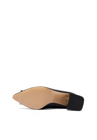 Scarpa con tacco alto nera in pelle a punta, con finitura liscia, suola chiara e design a tacco blocco con texture a coste.