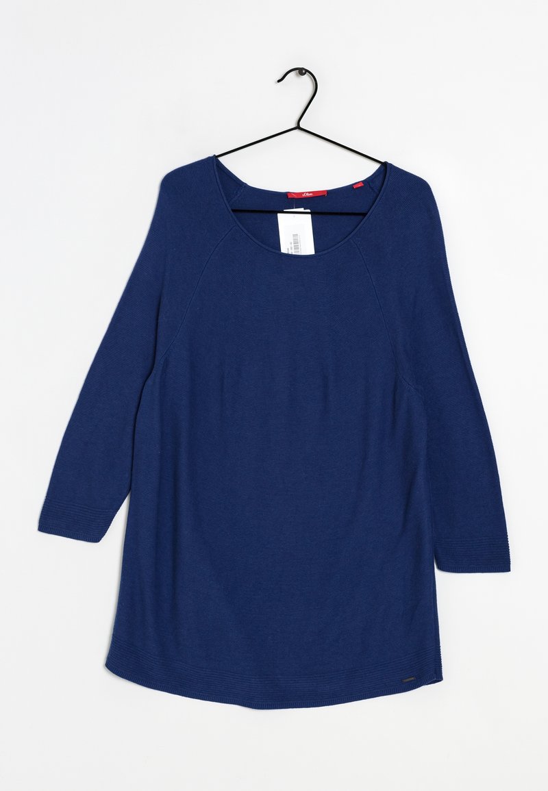 Granatowy, długi sweter z dzianiny z okrągłym dekoltem wiszący na czarnym wieszaku na białym tle.