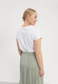 Thumbnail Image 3