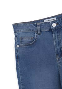 Niebieskie dżinsy mają klasyczny krój, przednią kieszeń i srebrny guzik. Tkanina ma gładką teksturę z subtelnymi detalami w szyciu.