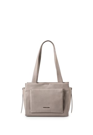 Beige Ledertasche mit langen Griffen und einer großen rechteckigen Vordertasche vor weißem Hintergrund.